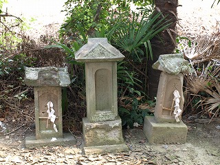 石祠左から天満宮・天神宮・天満宮